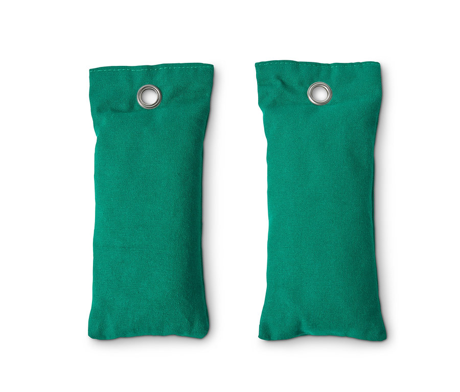 Dwa zielone odświeżacze do butów.