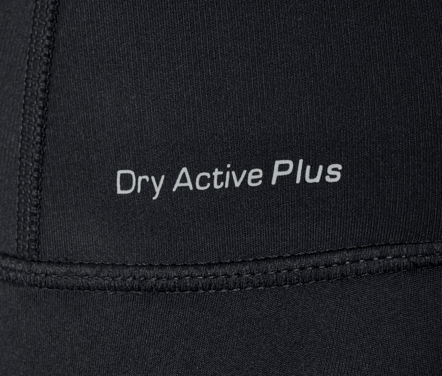 Zbliżenie na czarne legginsy sportowe z napisem "Dry Active Plus".