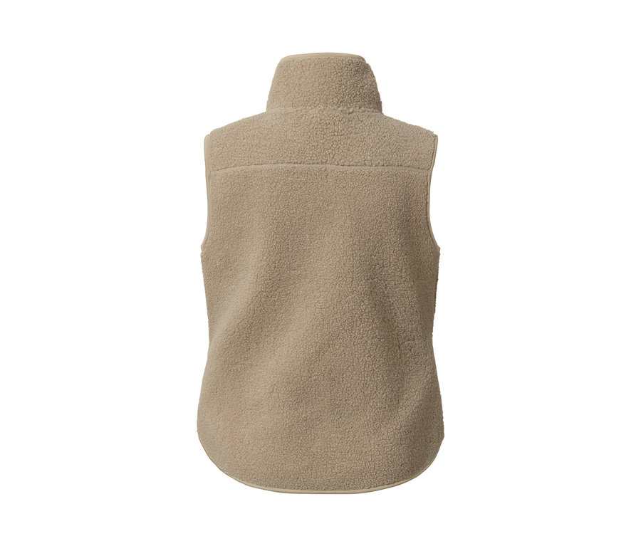 Zbliżenie na kamizelkę z pluszu.