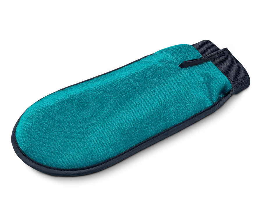 Zbliżenie turkusowo-niebieskiej rękawicy do pielęgnacji sierści 2 w 1.