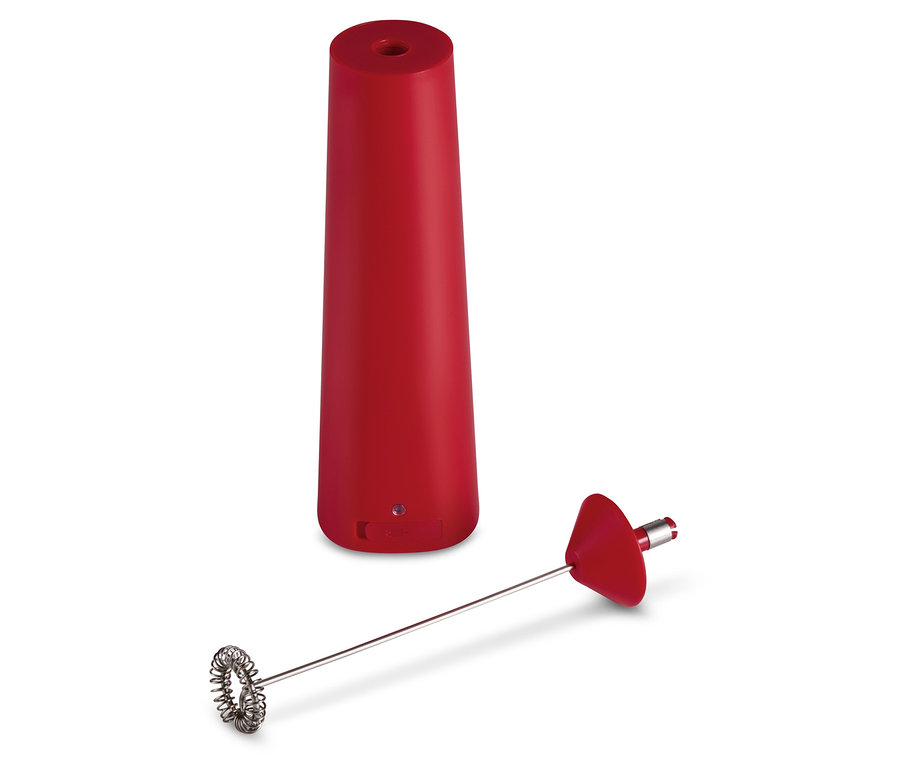 Czerwony akumulatorowy spieniacz do mleka z odłączanym trzepakiem.