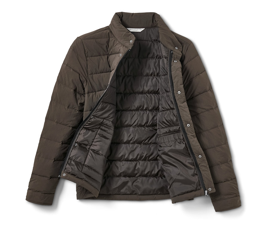 Rozpięta, brązowa kurtka pikowana leży na białym tle.