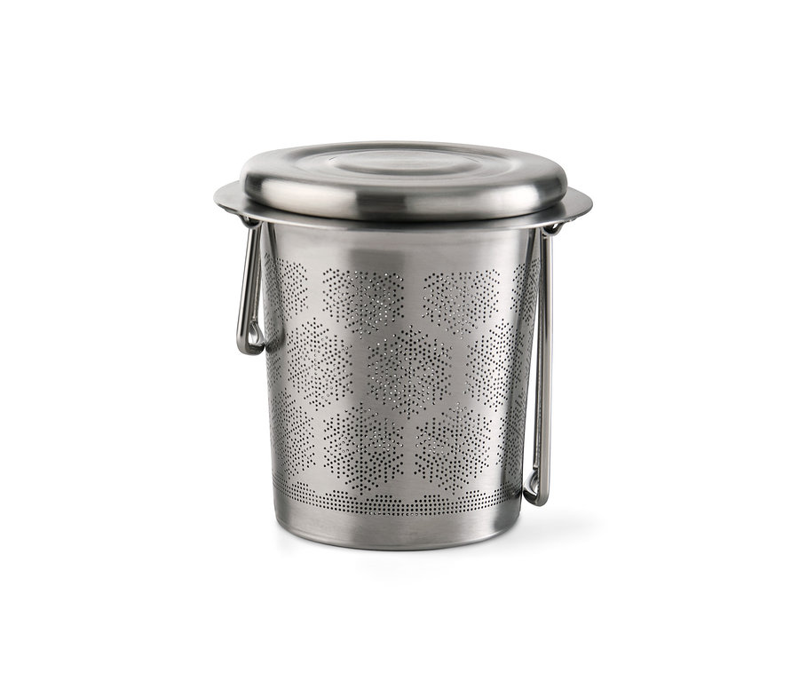 Srebrny zaparzacz do herbaty z pokrywką.