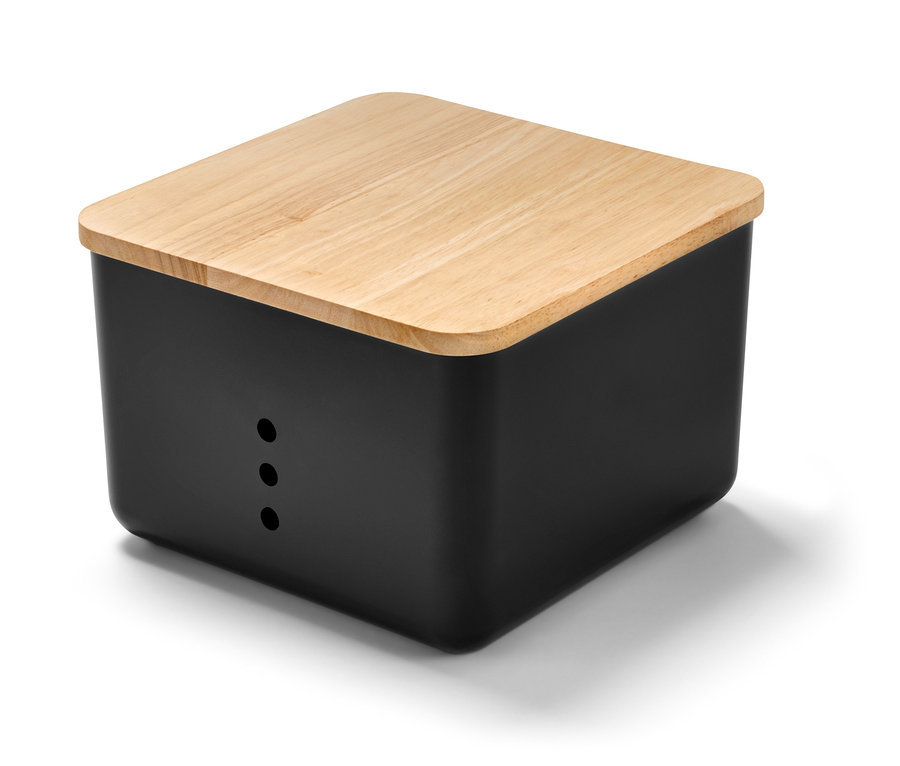 Czarna skrzynka do przechowywania z drewnianym wieczkiem.