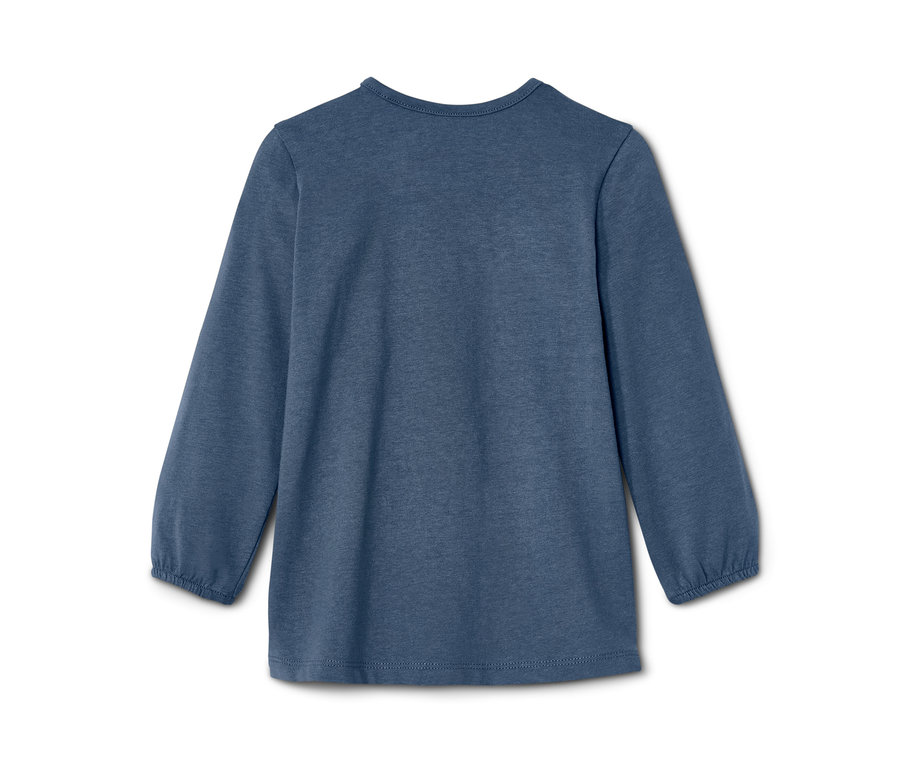 Niebieska bluzka z długim rękawem.