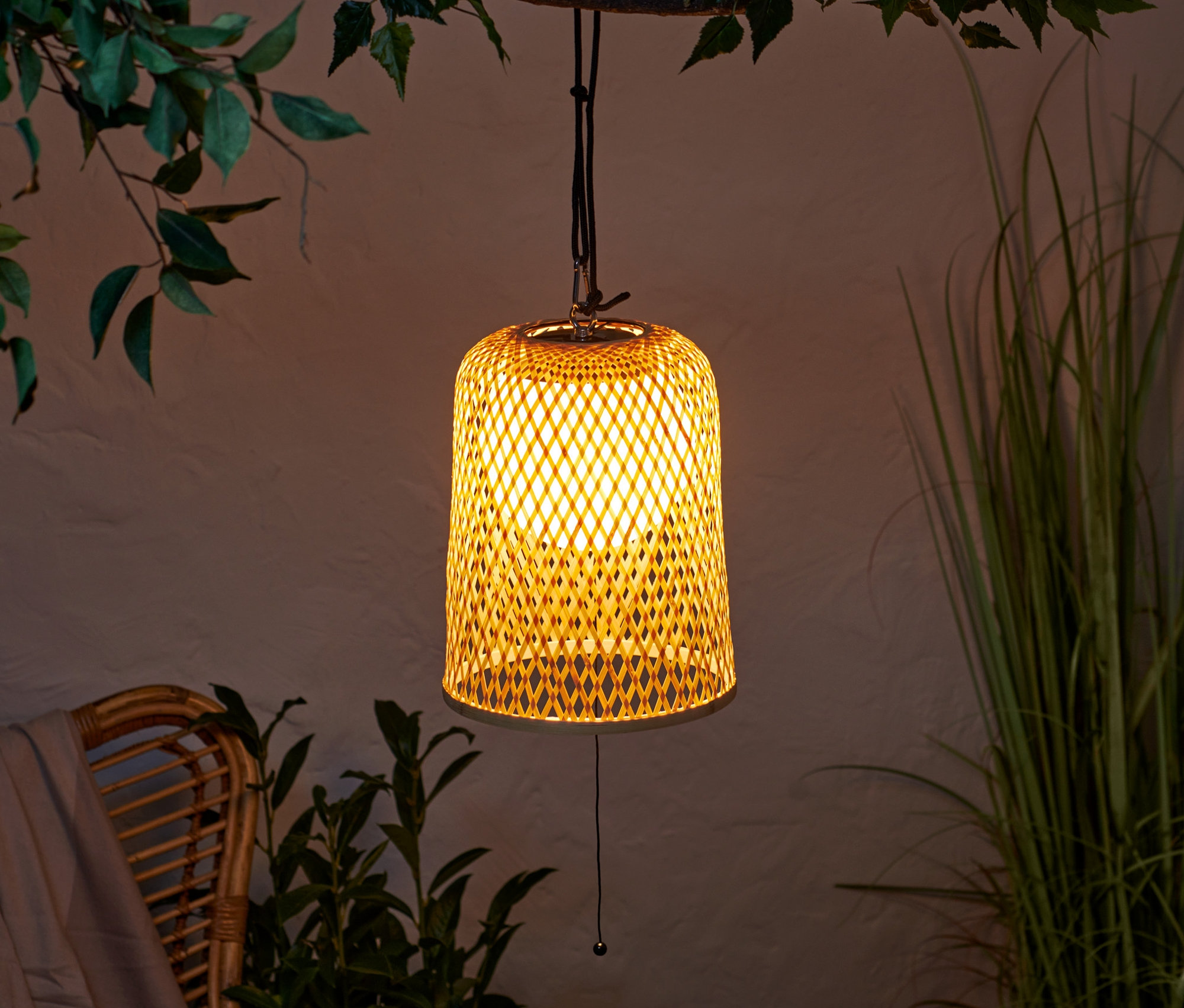 Akumulatorowa lampa wisząca, zewnętrzna oświetla przestrzeń.