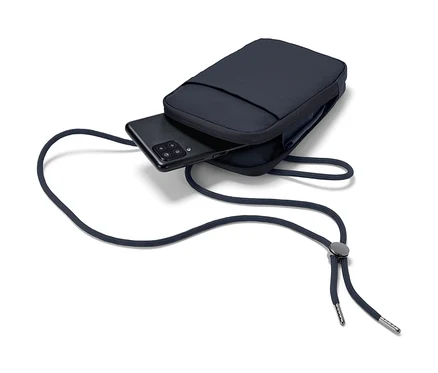 Granatowe etui na telefon odporne na niskie temperatury z czarnym telefonem komórkowym w środku.