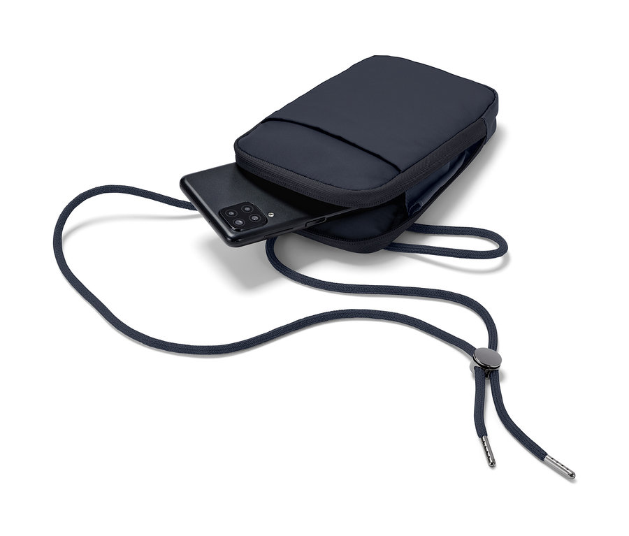 Granatowe etui na telefon odporne na niskie temperatury z czarnym telefonem komórkowym w środku.