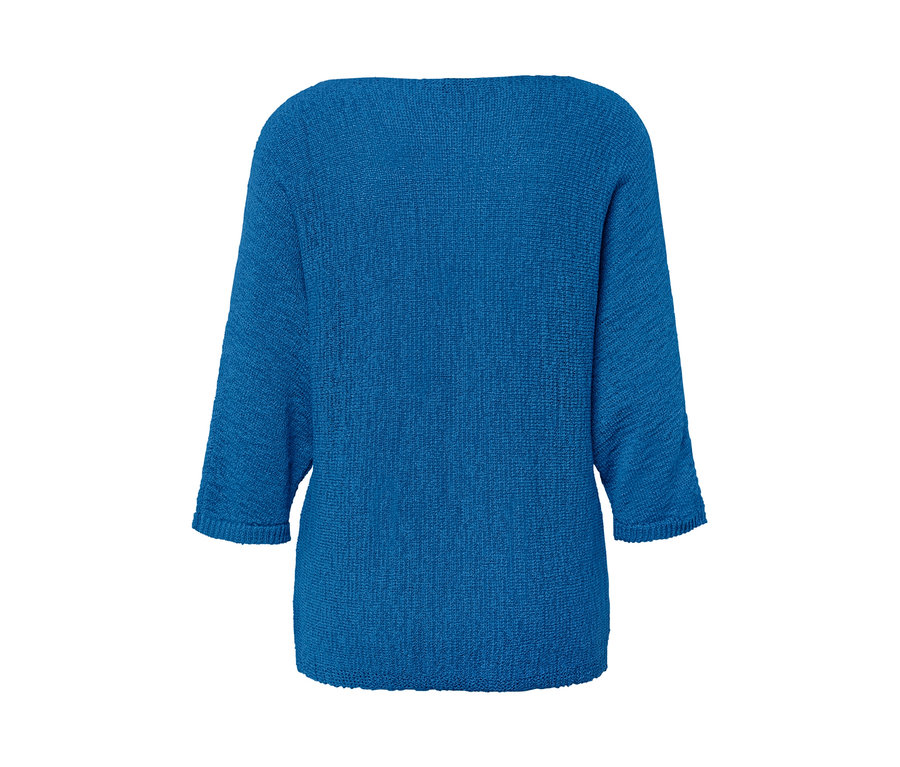 Niebieski letni sweter z dzianiny o grubym splocie.