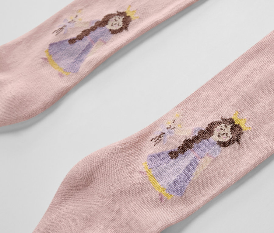 Zbliżenie na różowe rajstopy dziecięce z wizerunkiem księżniczki.