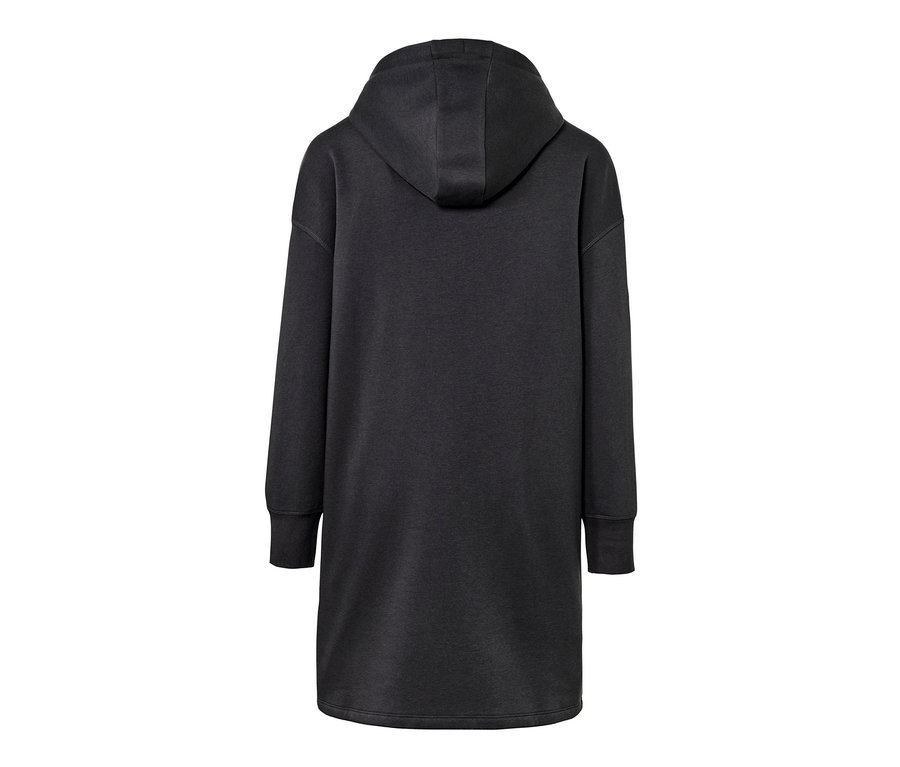 Widok z tyłu sukienki dresowej z kapturem.
