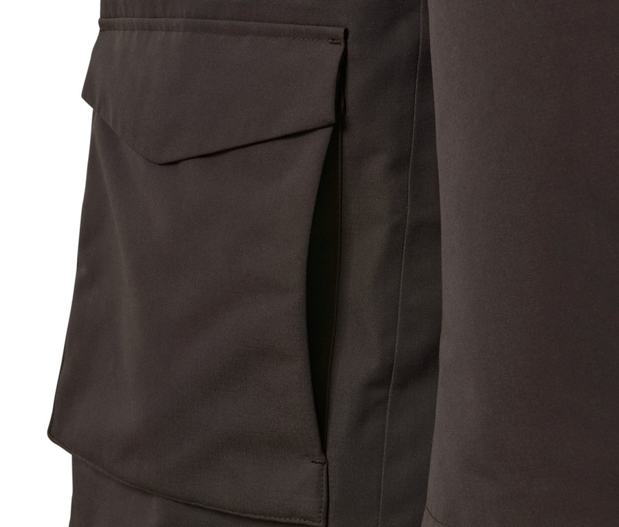 Szczegół brązowej parki z kieszenią.