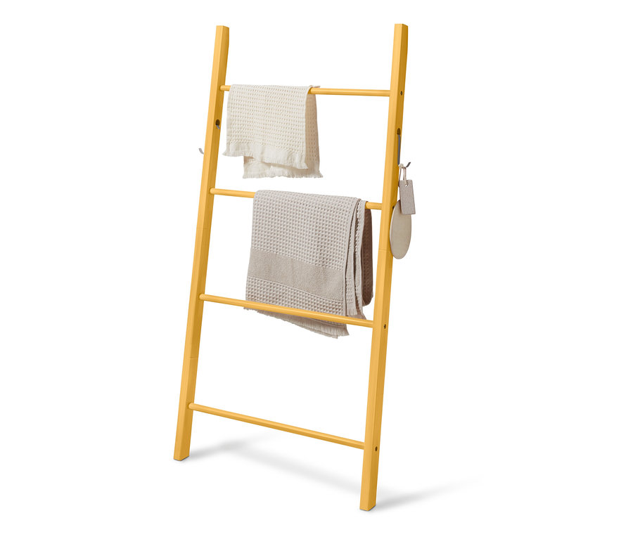 Żółta drabina drewniana z haczykami z dwoma ręcznikami.