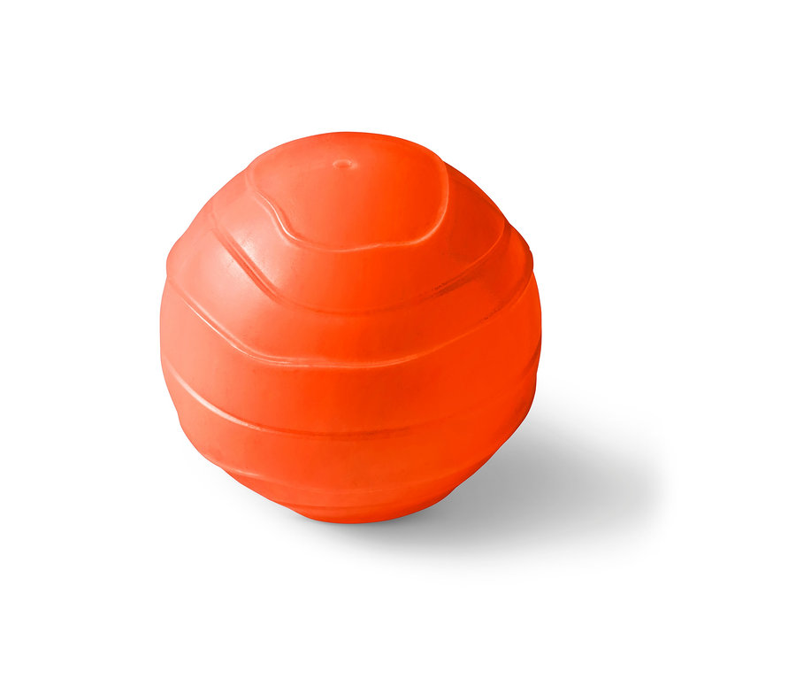 Pomarańczowa zabawka dla psa „Snackball” na białym tle.