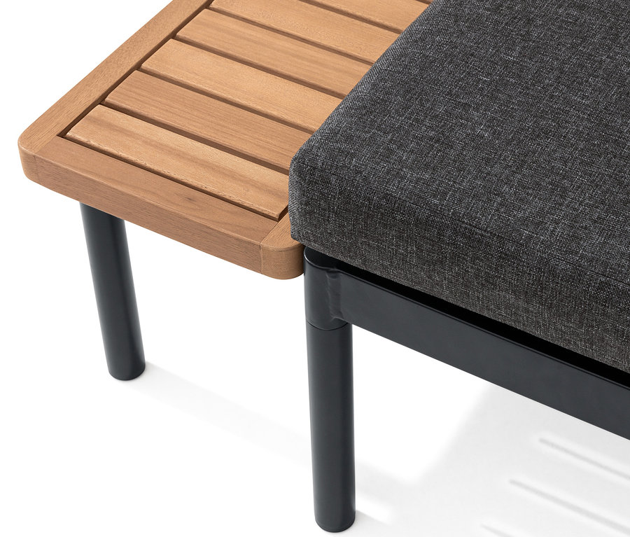 Zbliżenie na element zestawu wypoczynkowego na balkon „Elin” z drewnianym stołem i szarą poduszką.