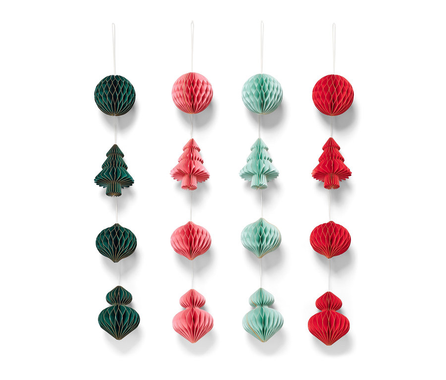 Zestaw 16 ozdób choinkowych w różnych kolorach i kształtach wiszący na białym tle.