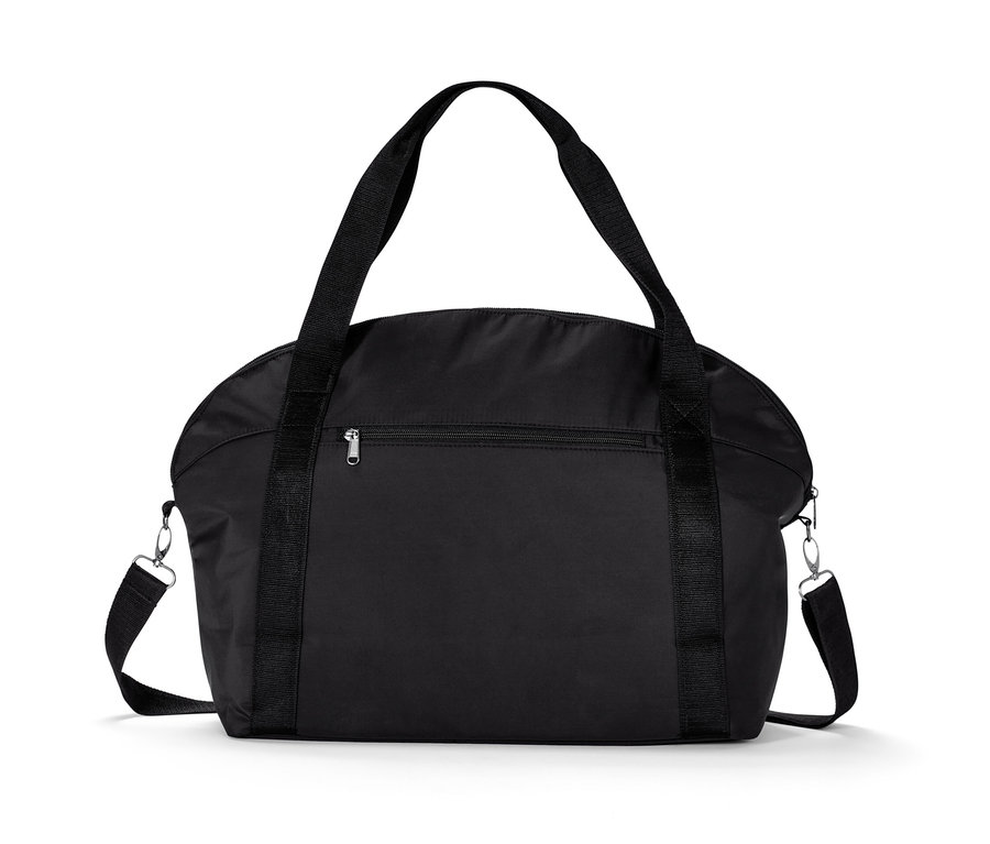 Czarna torba sportowa.