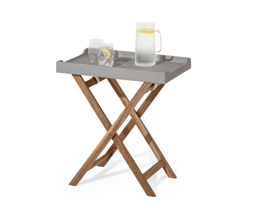 Na szarym składanym stoliku stoi dzbanek z wodą i dwie szklanki z cytryną.