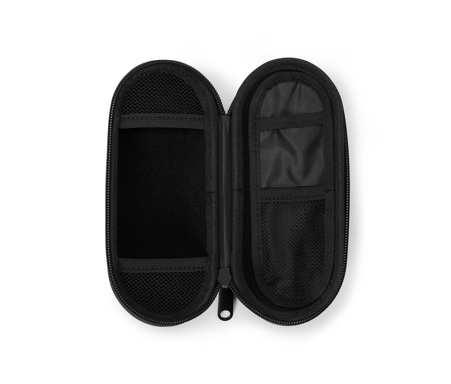 Otwarty czarny Pudełko do rowerowego uchwytu na bidon na białym tle.