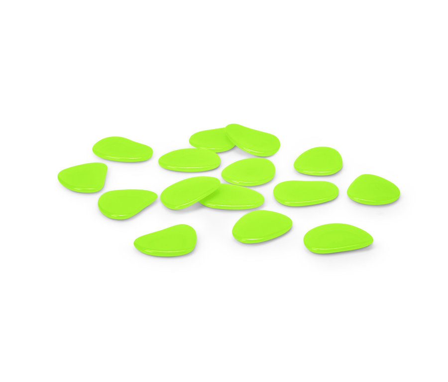 Na białym tle leży piętnaście świecących kamyków.