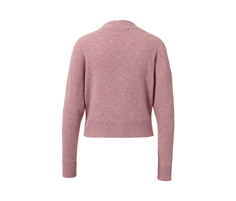 Widok z tyłu różowego kardiganu o grubym splocie.