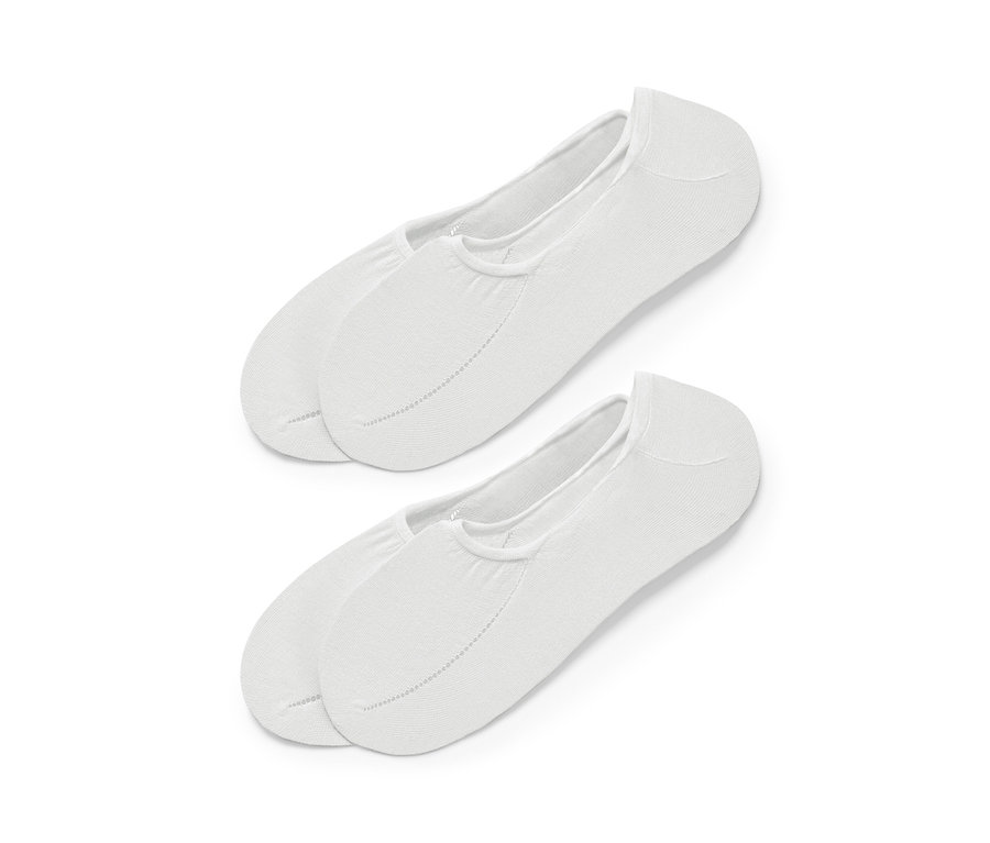 Dwie pary bardzo delikatnych skarpet stopek leżą na białym tle.