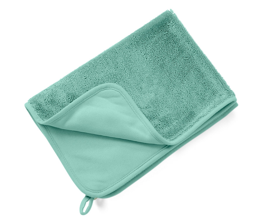 Turkusowa ściereczka z materiału złożona na białym tle.