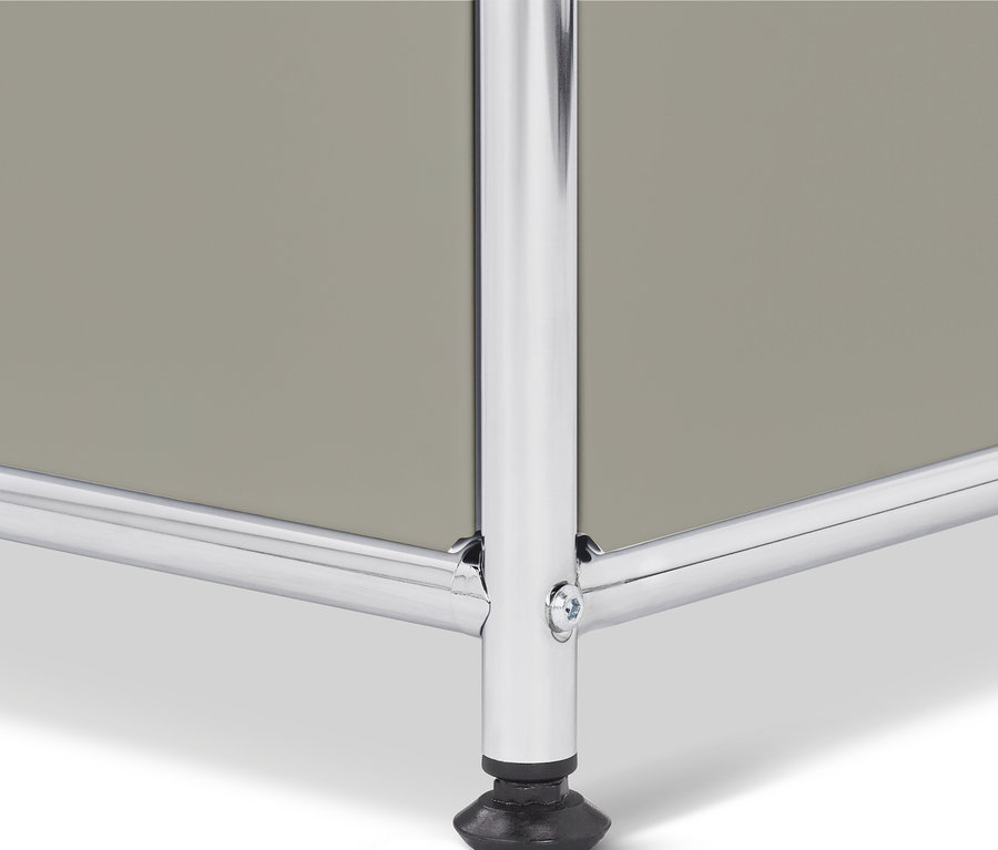 Detal szarej metalowej szafy Garderobe Metall »CN3« z 2 składanymi przegródkami i 2 szufladami.