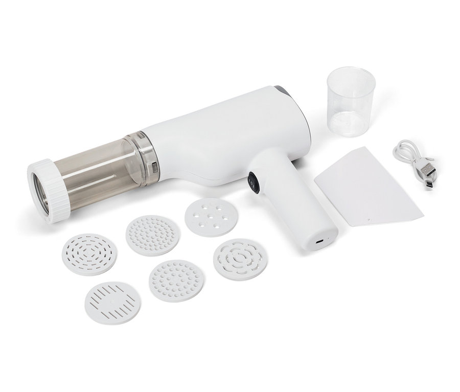 Elektryczna maszynka do makaronu z różnymi nasadkami, miarką, szpatułką i kablem do ładowania na białym tle.