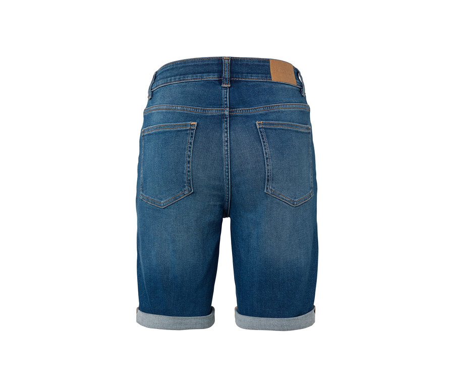 Widok z tyłu dżinsowych bermudów „Lea” w kolorze mid blue denim.