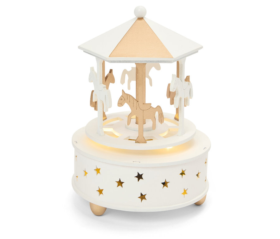 Biała karuzela muzyczna ze złotymi gwiazdami i drewnianymi konikami.