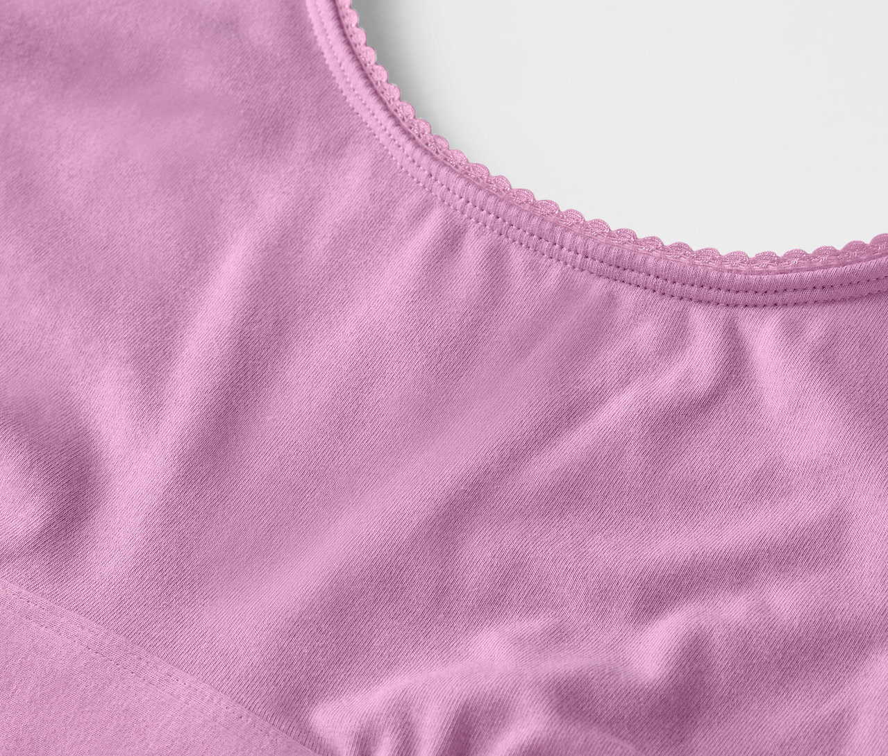 Szczegół fioletowego biustonosza z ozdobnym wykończeniem.