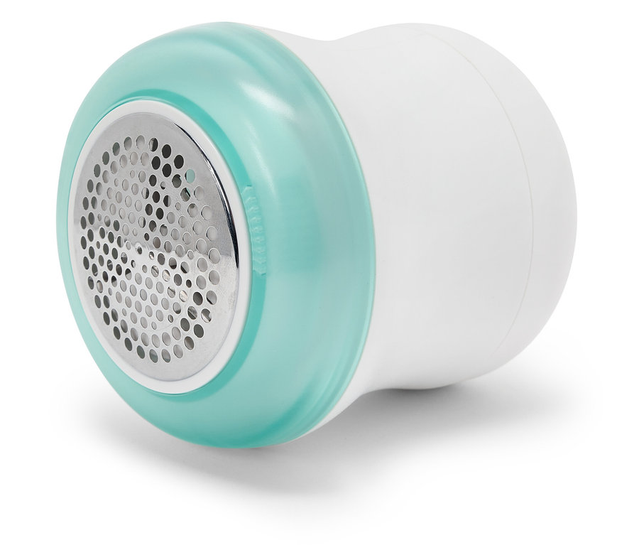 Szczegółowe ujęcie golarki do ubrań z akcentem w kolorze niebiesko-zielonym na białym tle.