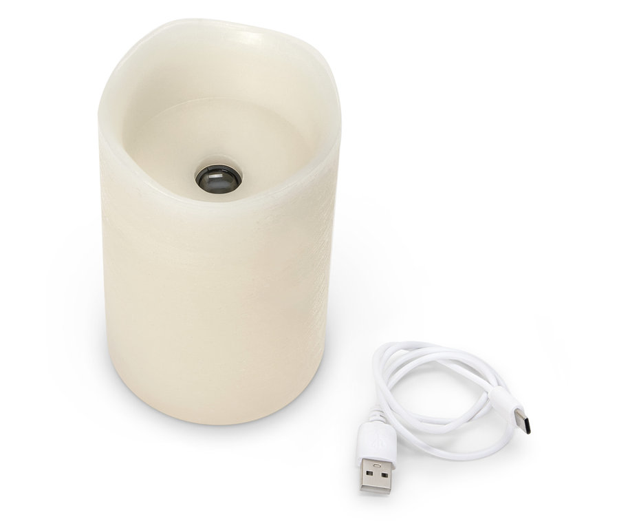 Kremowa świeca LED z kablem USB na białym tle.