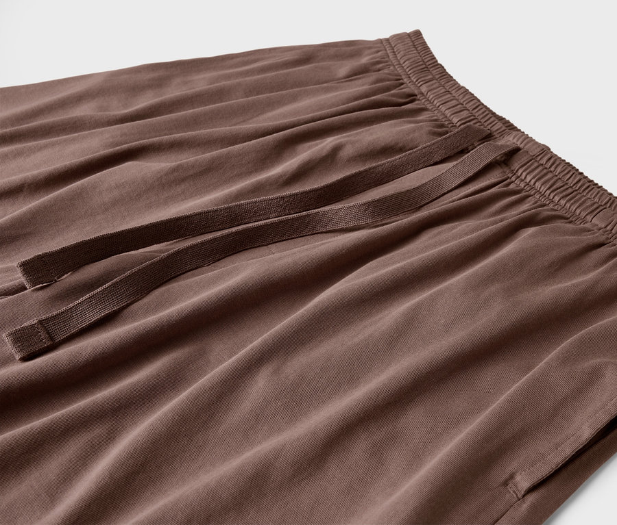 Zbliżenie brązowych spodni ze sznurkiem i kieszeniami.