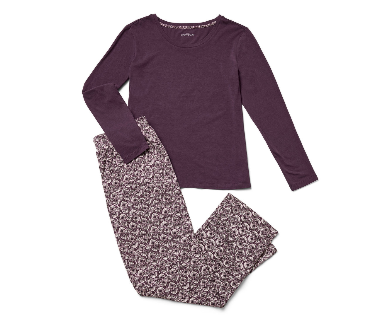 Fioletowa piżama z długim rękawem i kwieciste spodnie leżą na białym tle.