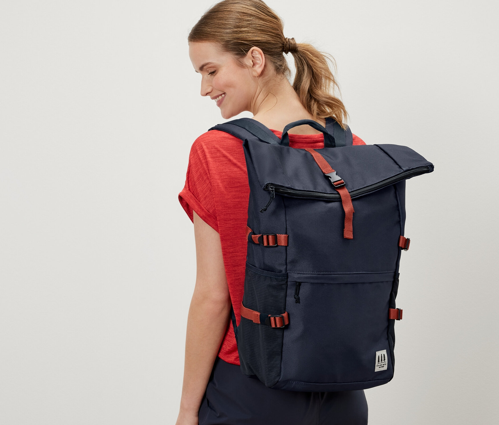 Kobieta ma na sobie plecak.