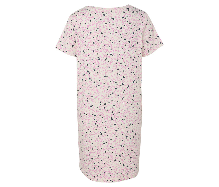 Widok z tyłu białej koszuli nocnej z krótkim rękawem, zadrukowanej różowymi i czarnymi serduszkami.