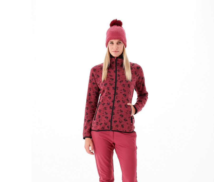 Kobieta ma na sobie polar CMP Damen-Strickfleece-Jacke, beere, dopasowane spodnie i czapkę.