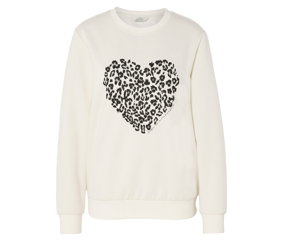 Beżowa bluza z sercem w panterkę na środku.