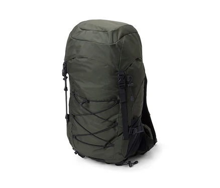 Zielony plecak trekkingowy o pojemności 40 l.