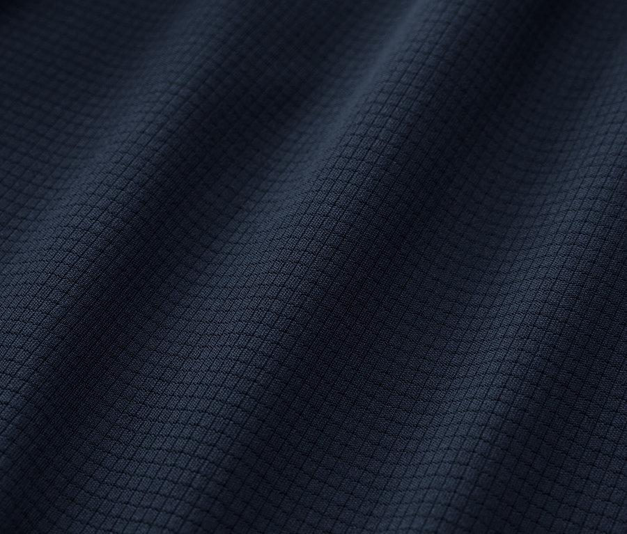 Zbliżenie na granatowe szorty funkcyjne.