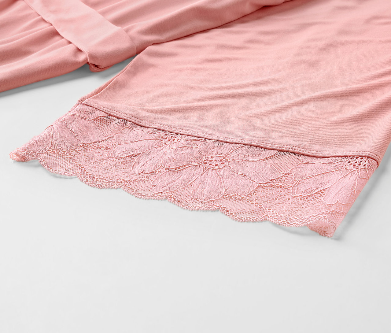Detal różowego szlafroka z koronką.