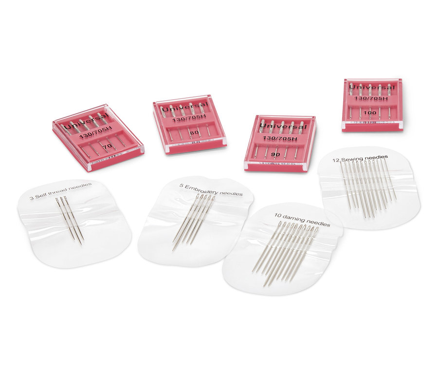 Zestaw maszyn do szycia i igieł: różne igły w opakowaniach i etui.
