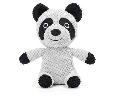 Siedząca pluszowa panda z czarnymi uszami, stopami i plamami wokół oczu.