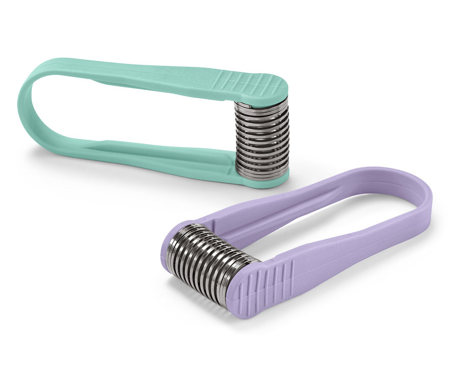 Dwa depilatory sprężynowe, jeden jasnoniebieski i jeden fioletowy, leżą na białym tle.
