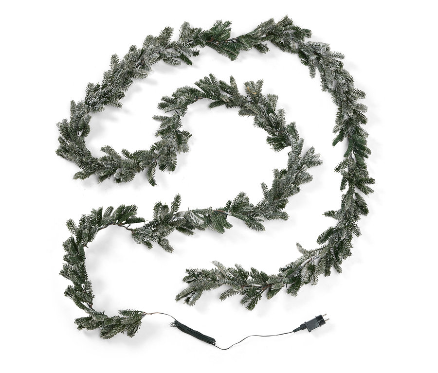 Dekoracyjna girlanda z gałązek choinki z efektem śniegu i kablem zasilającym na białym tle.