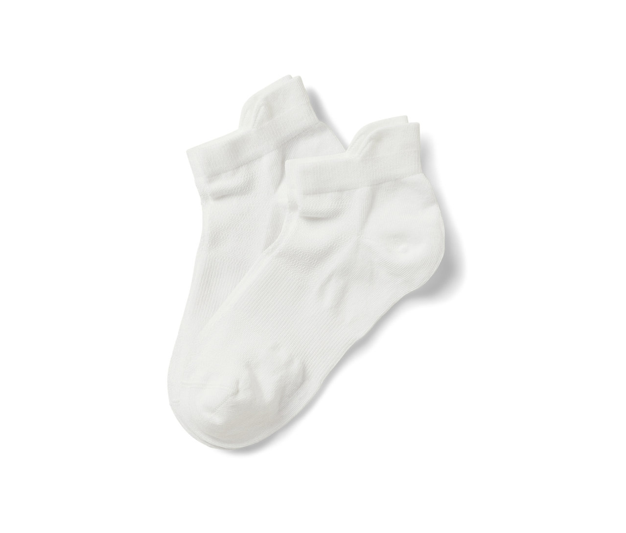 Dwie pary białych skarpetek stopek leżą na sobie.