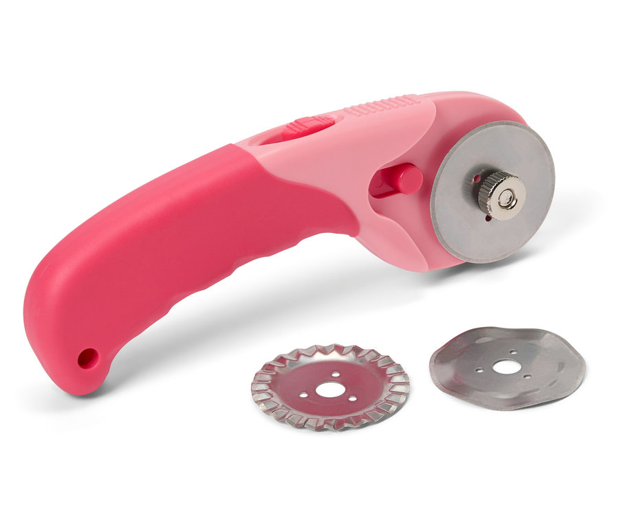 Różowy nóż obrotowy do tkanin z dwoma ostrzami na białym tle.