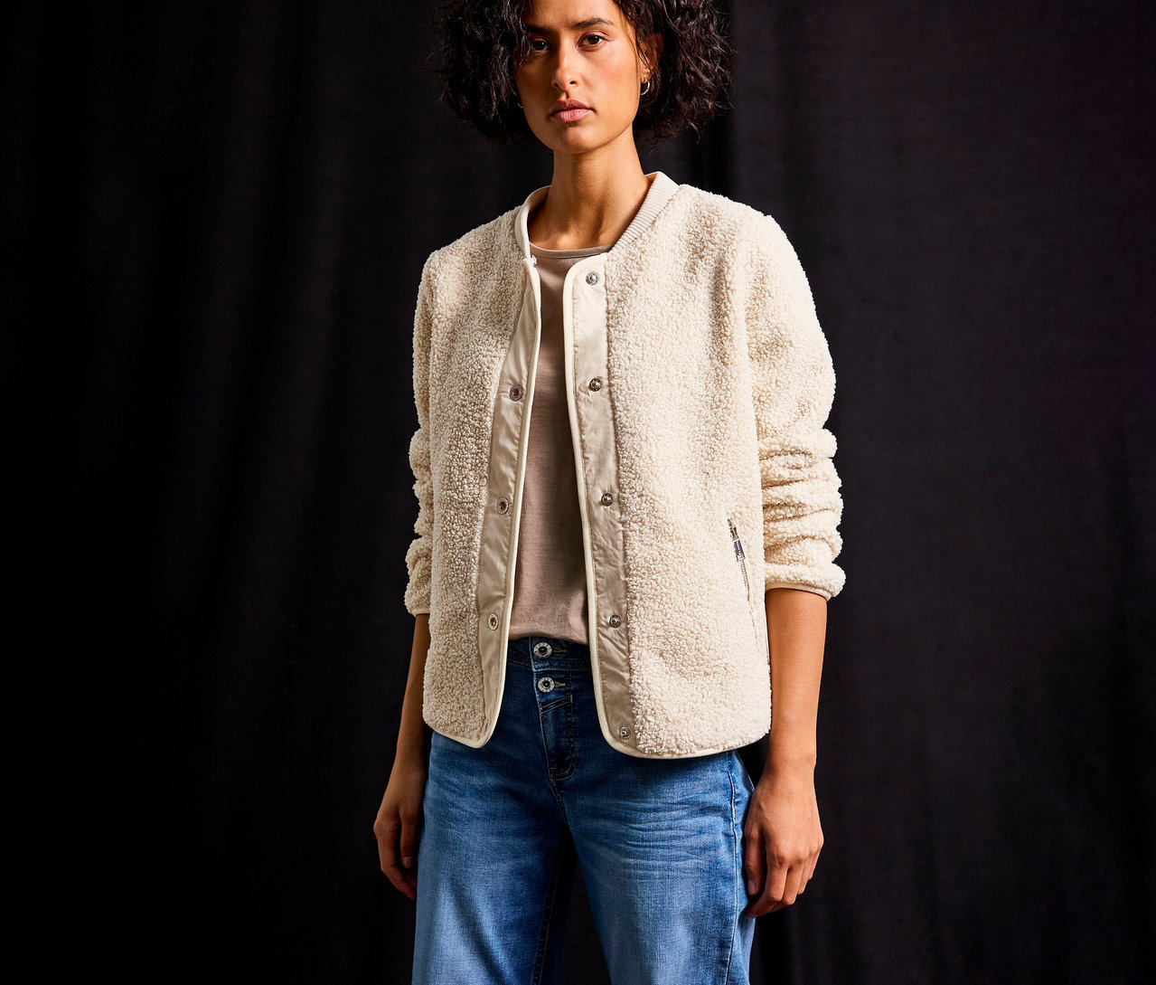 Kobieta ma na sobie bluzę pluszową z odpinanym kapturem Street One